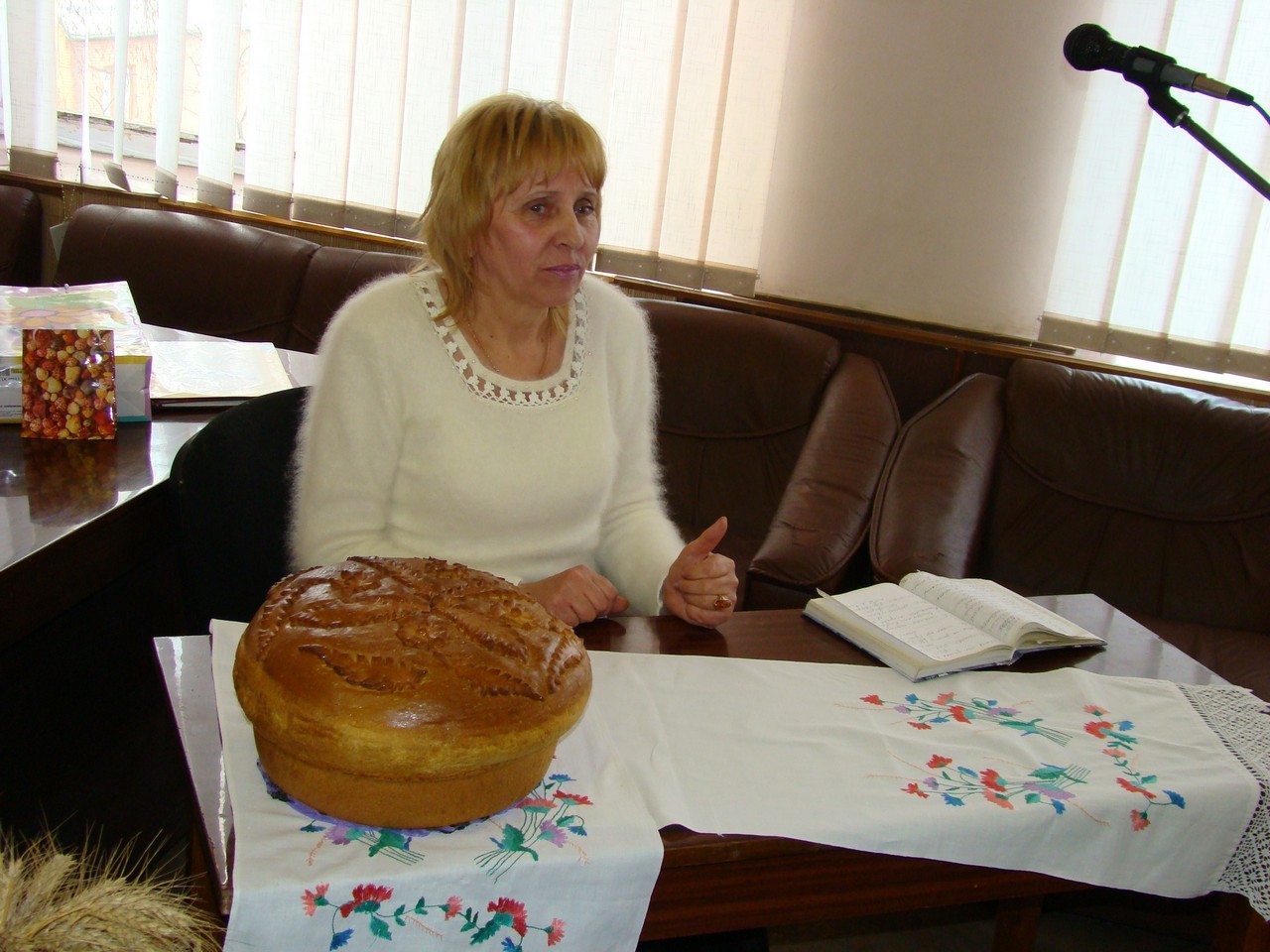 Сільске Криворіжжя М.С. Сеньковська (за столом з короваєм)